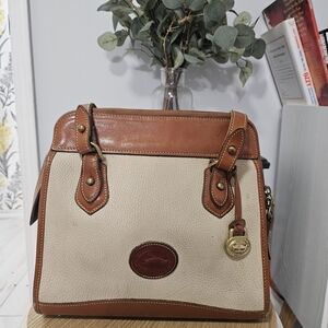 🦆Vintage Dooney & Bourke Carpet Shoulder Bag P147 Cream & British Tan🦆